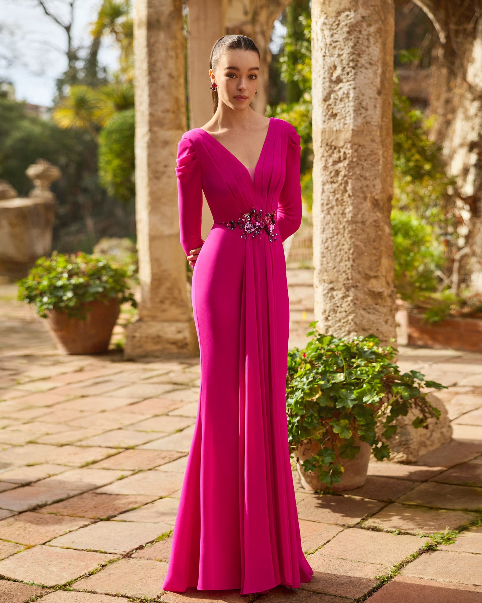Vestido largo de gasa con pedrería de Marfil Barcelona