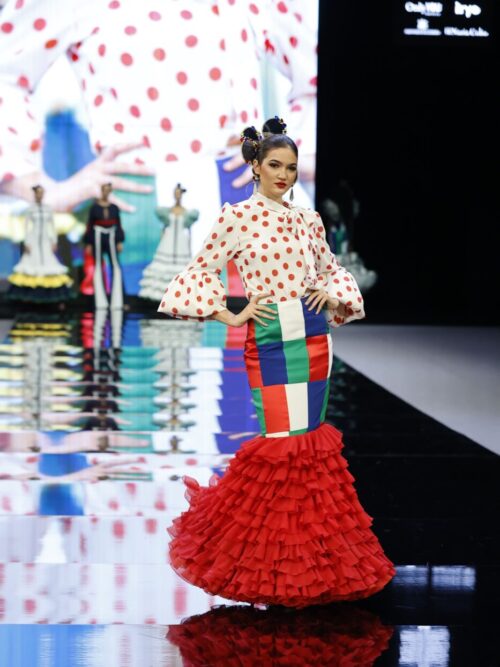 Conjunto flamenco con blusa de lunares rojos y falda con volantes