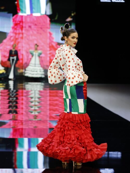 Conjunto flamenco con blusa de lunares rojos y falda con volantes