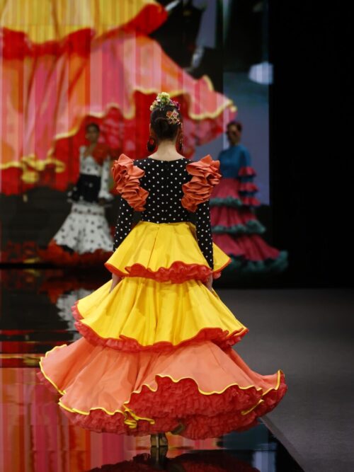 Traje de flamenca amarillo y negro con volantes