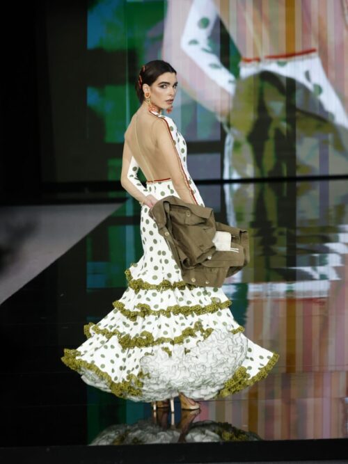 Traje de flamenca blanco roto con espalda transparente