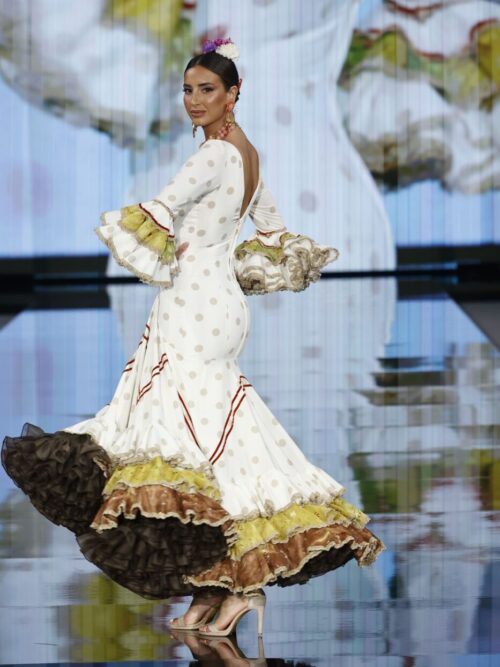 Traje de flamenca blanco roto con lunares camel