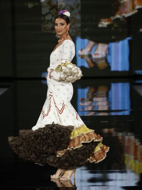 Traje de flamenca blanco roto con lunares camel