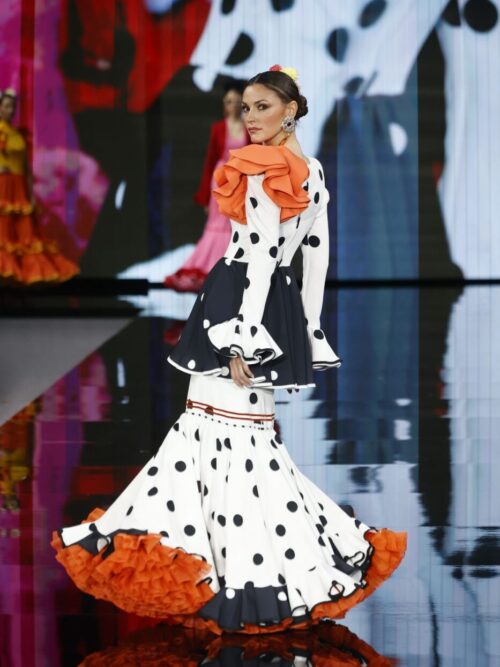 Traje de flamenca blanco y negro con volante al talle