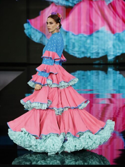 Traje de flamenca verde agua con maxi volantes