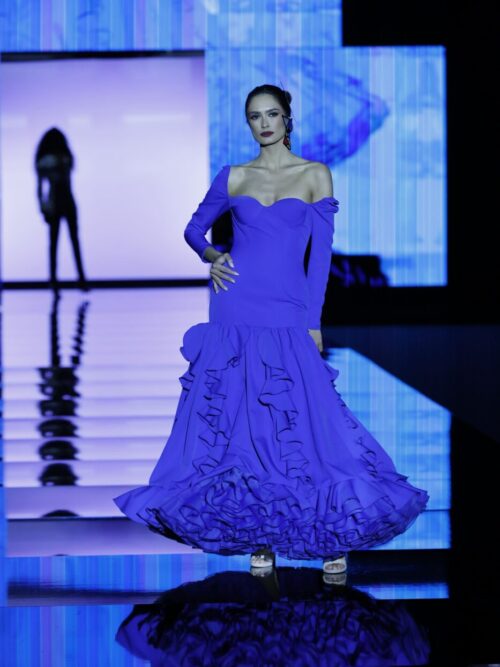 Traje de flamenca azul con corset y maxi vuelo