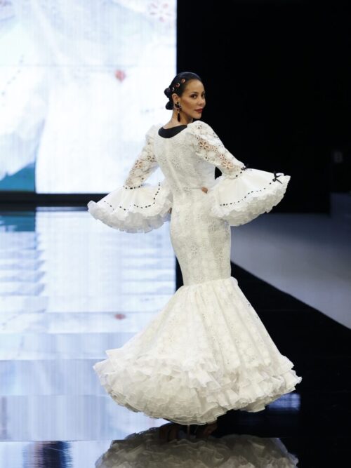 Traje de flamenca blanco de guipur con escote de tapeta en negro