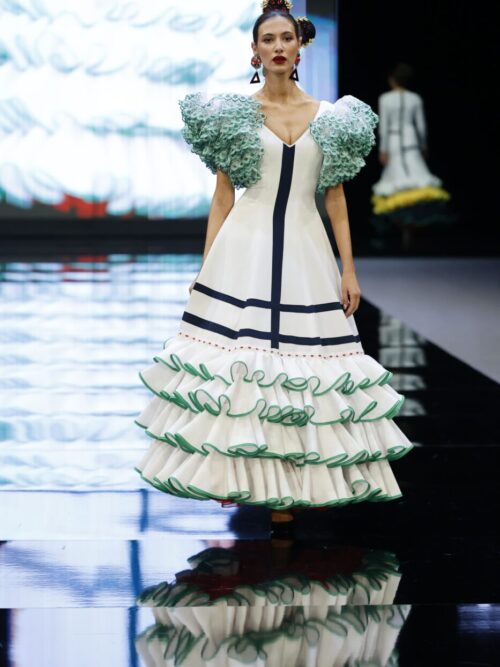 Traje de flamenca blanco con rayas azul marino y volantes con vivos