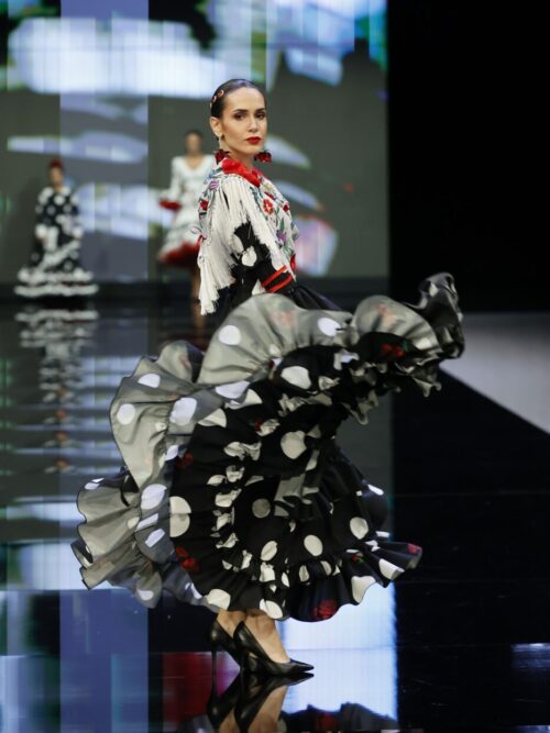 Traje de flamenca canastero estampado con carruchas rojas y mangas largas