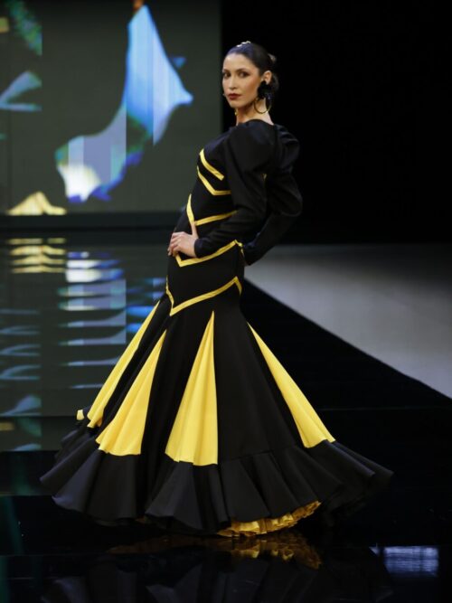 Traje de flamenca negro con godets amarillos y corte de sirena