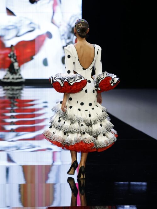Traje de flamenca tobillero blanco con lunares negros y mangas largas con volantes